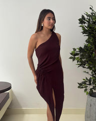 Vestido único borgoña